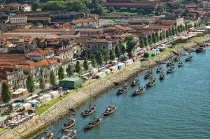 Toneles de vino de Oporto en una bodega de Gaia